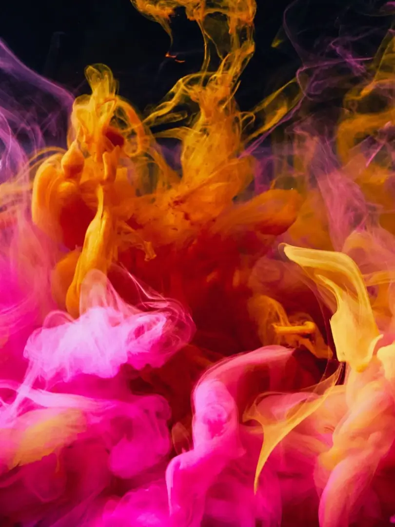 A aromaterapia é uma prática milenar que utiliza o aroma dos óleos essenciais para promover o bem-estar físico e emocional.