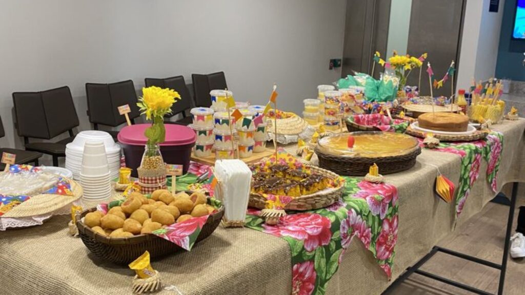 Mesa de Festa Junina: Como Decorar com Estilo 33 mesa de festa junina simples e decoração de são joãosimples barata