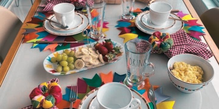 Mesa de Festa Junina: Como Decorar com Estilo 39 Tendência de decoração para mesa de festa junina com estilo nordestino minimalista.